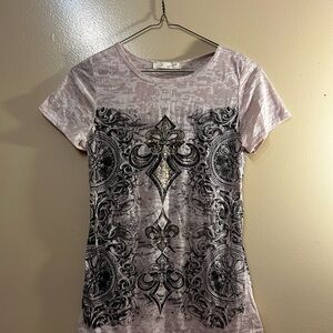Short Sleeve Graphic Fleur-de-Lis Tee in Light Pink